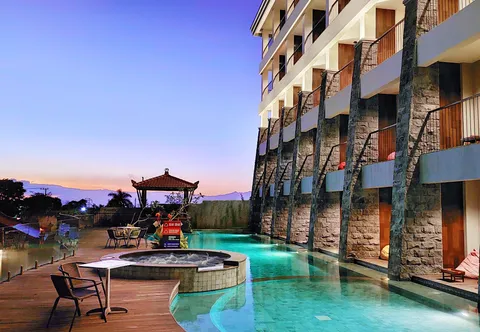 The Batu Hotel & Villas area kolam renang dan bangunan hotel dengan pemandangan